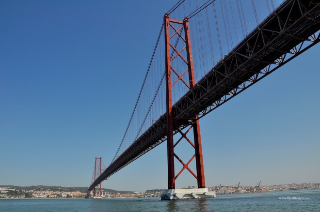 navigando sul fiume lisbona ponte 25 abril lisbona