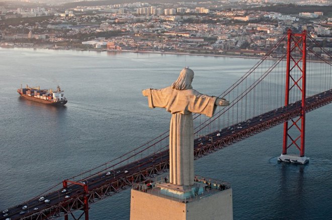 sorvolare lisbona in elicottero ponte 25 aprile volare in elicottero su lisbona
