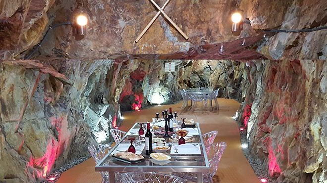 miniera con prova di vini e prodotti locali